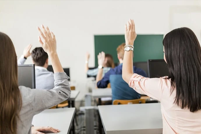 Tại sao người đi làm vẫn cần bổ sung tiếng Anh?